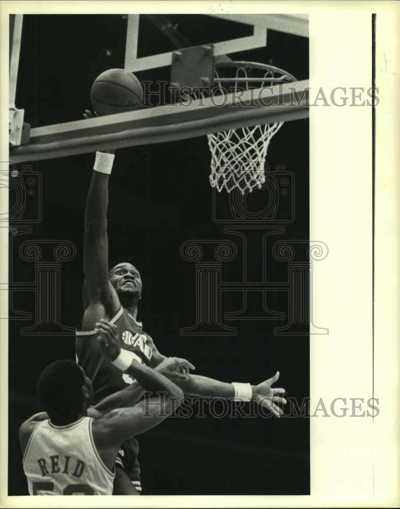 1990 Press Photo Action from Houston Rockets and Utah Jazz basketball game.- Historic Images