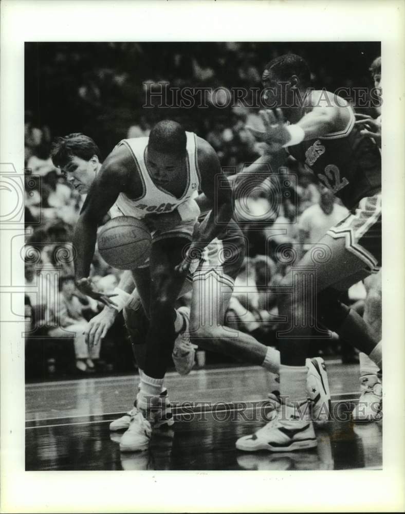 1990 Press Photo Rockets' Larry Smith goes for loose ball against Golden State.- Historic Images