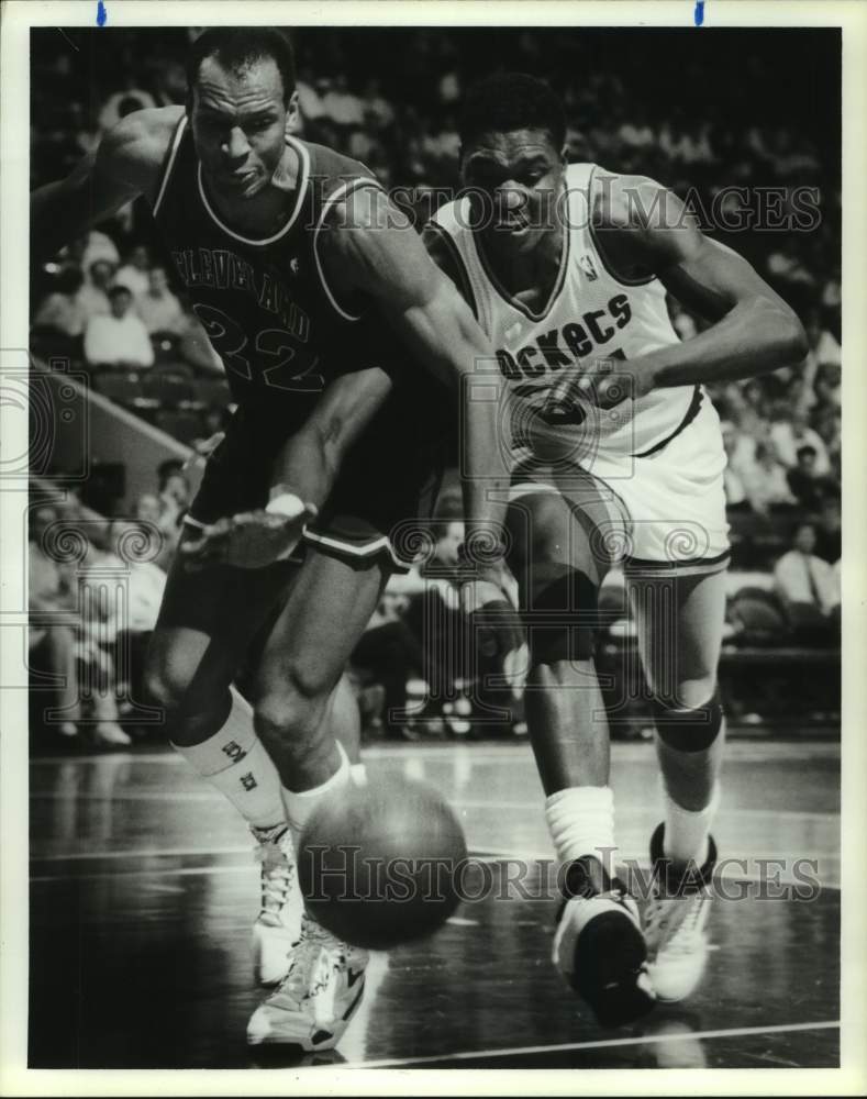 1990 Press Photo Action from Houston Rockets' and Cleveland Cavaliers' game.- Historic Images