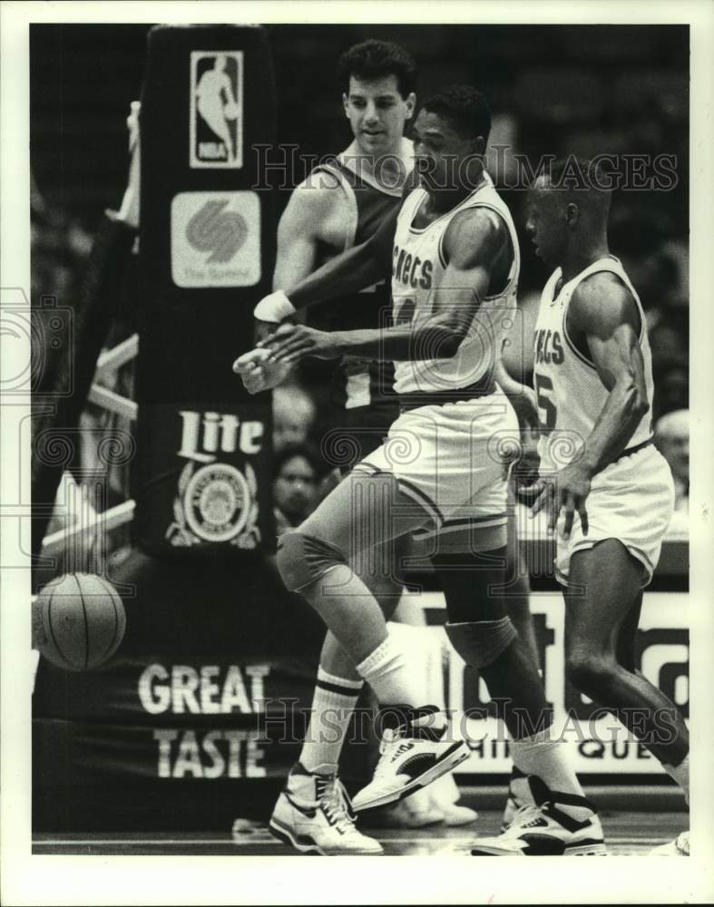 1990 Press Photo Rockets' Akeem Olajuwon blocks Nuggets' Danny Schayes from ball- Historic Images