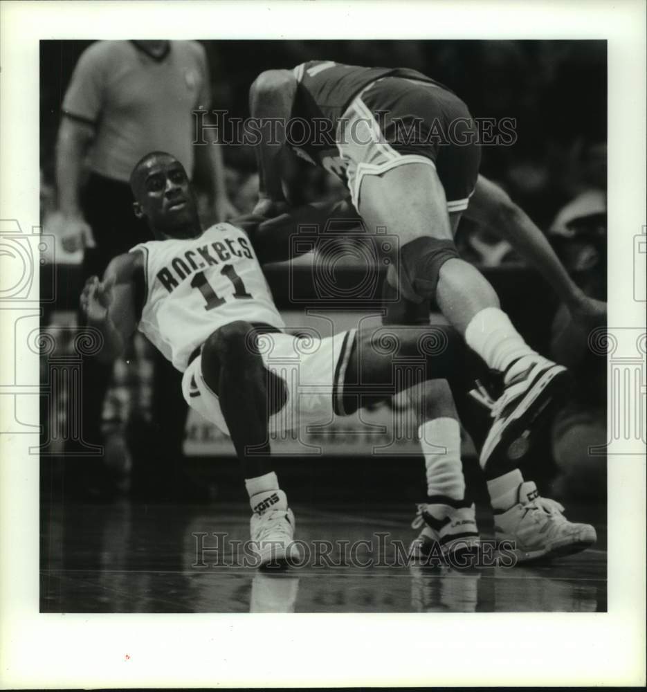 1990 Press Photo Vernon Maxwell gets picked to the floor by Mychael Thompson- Historic Images