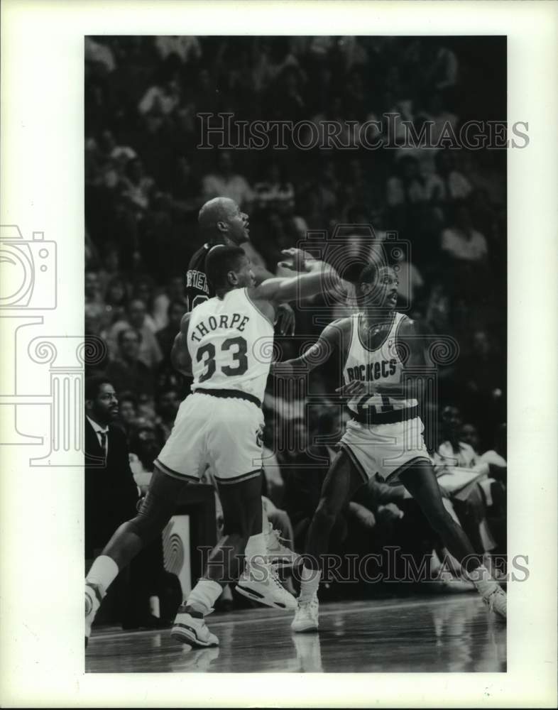 1989 Press Photo Rockets Olajuwon and Thorpe close in on Trailblazers' Porter.- Historic Images