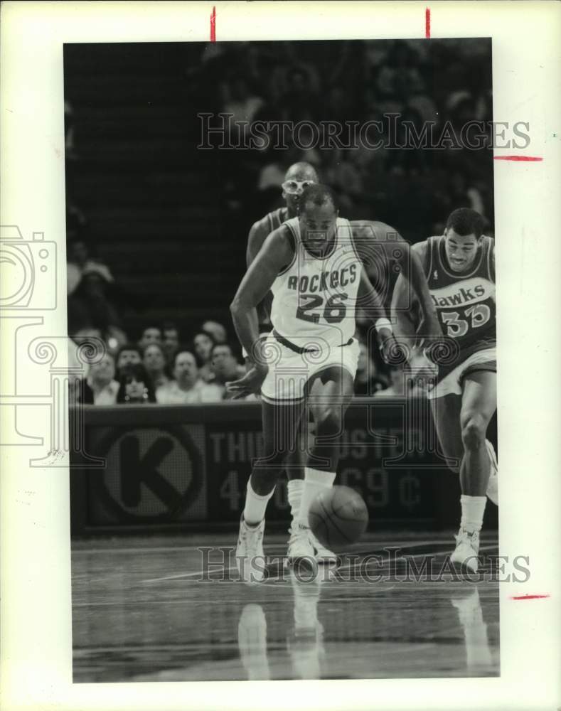 1988 Press Photo Rockets and Hawks players chase loose basketball during game.- Historic Images
