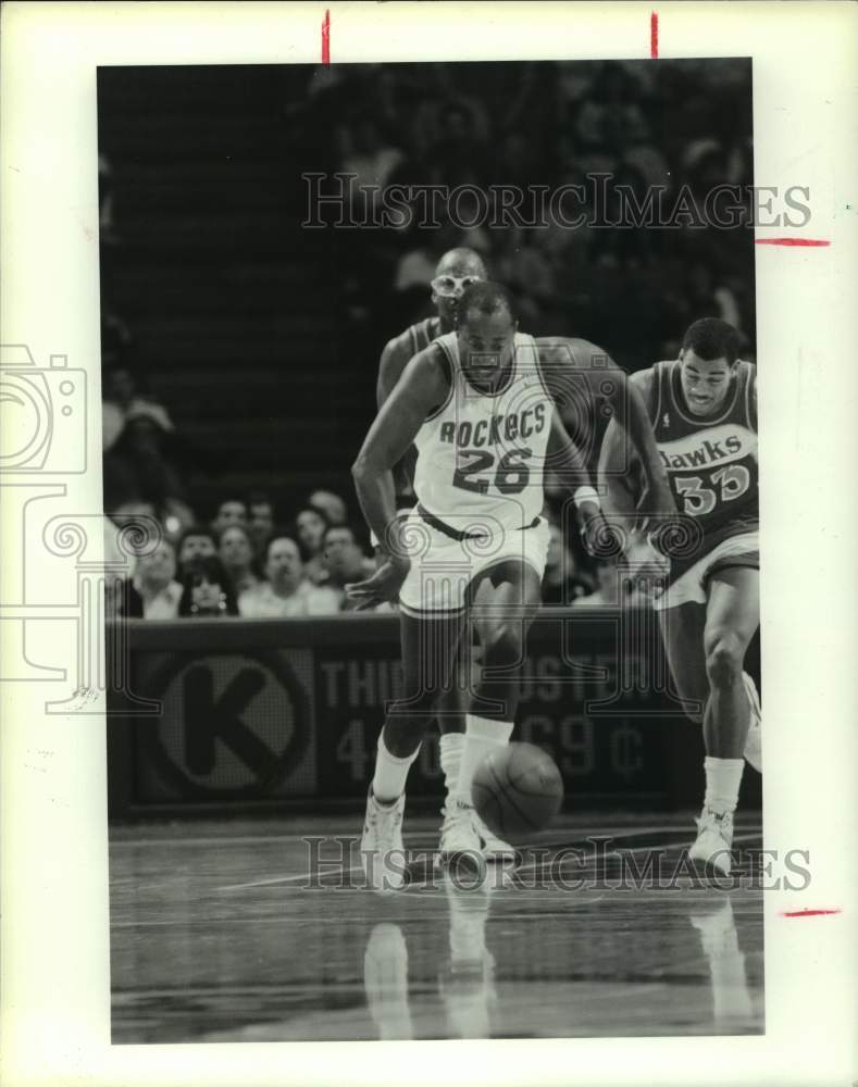 1988 Press Photo Rockets and Hawks players chase loose basketball during game.- Historic Images