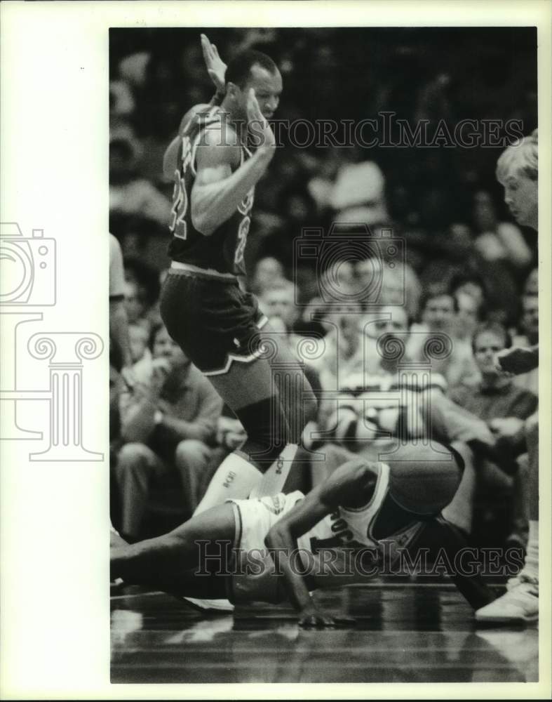 1989 Press Photo Rockets' Buck Johnson stumbles as Cavs' Nance and Ehlo converge- Historic Images