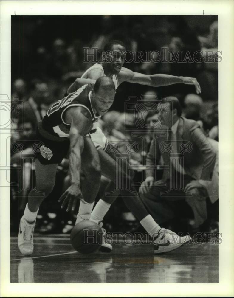 1989 Press Photo Trailblazers Terry Porter steals ball from Rockets Sleepy Floyd- Historic Images
