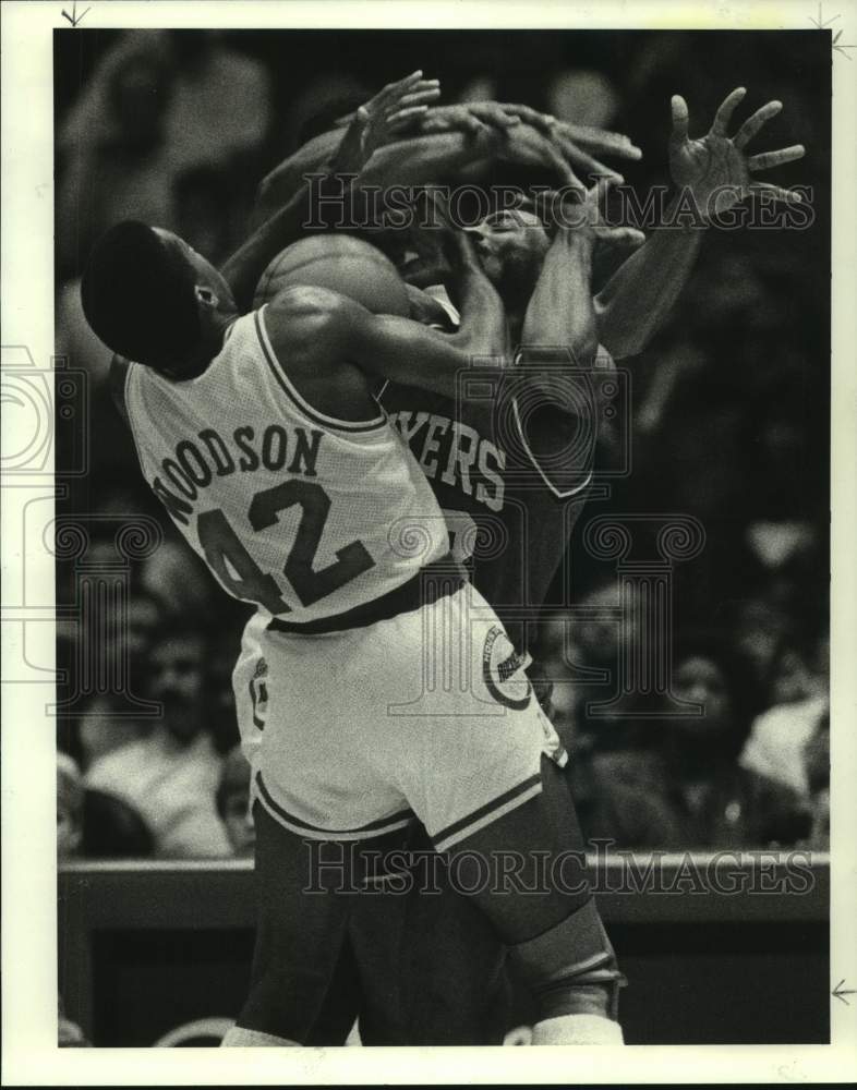1989 Press Photo Rockets Mike Woodson tangles with Sixers' Hawkins stealing ball- Historic Images