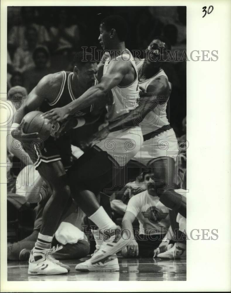 1988 Press Photo Rockets&#39; Olajuwon and Thorpe double team Jazz&#39; Karl Malone.- Historic Images