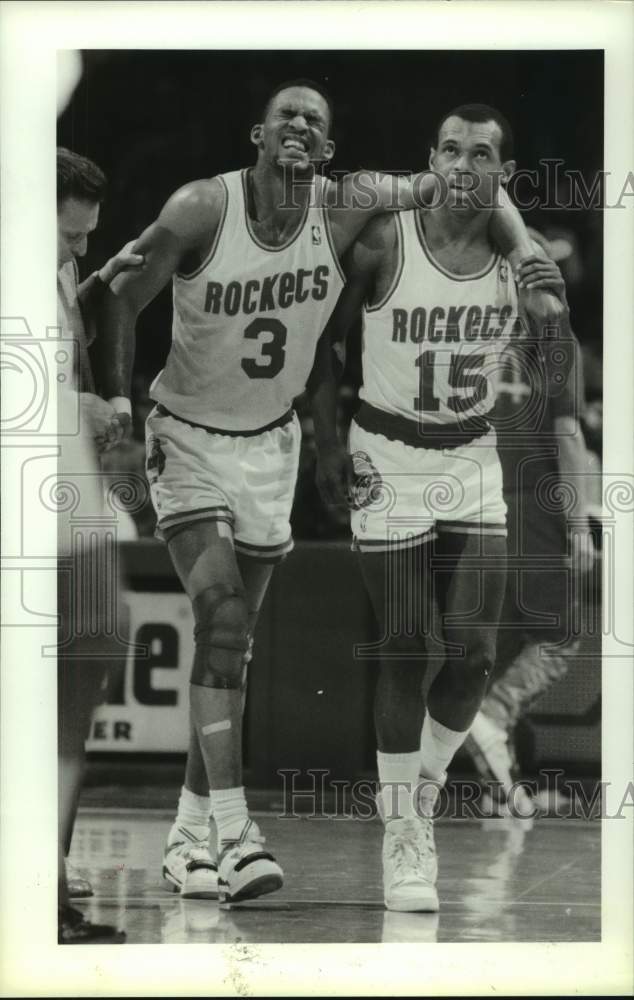 1989 Press Photo Rockets' Derrick Chievous grimaces in pain after injury.- Historic Images