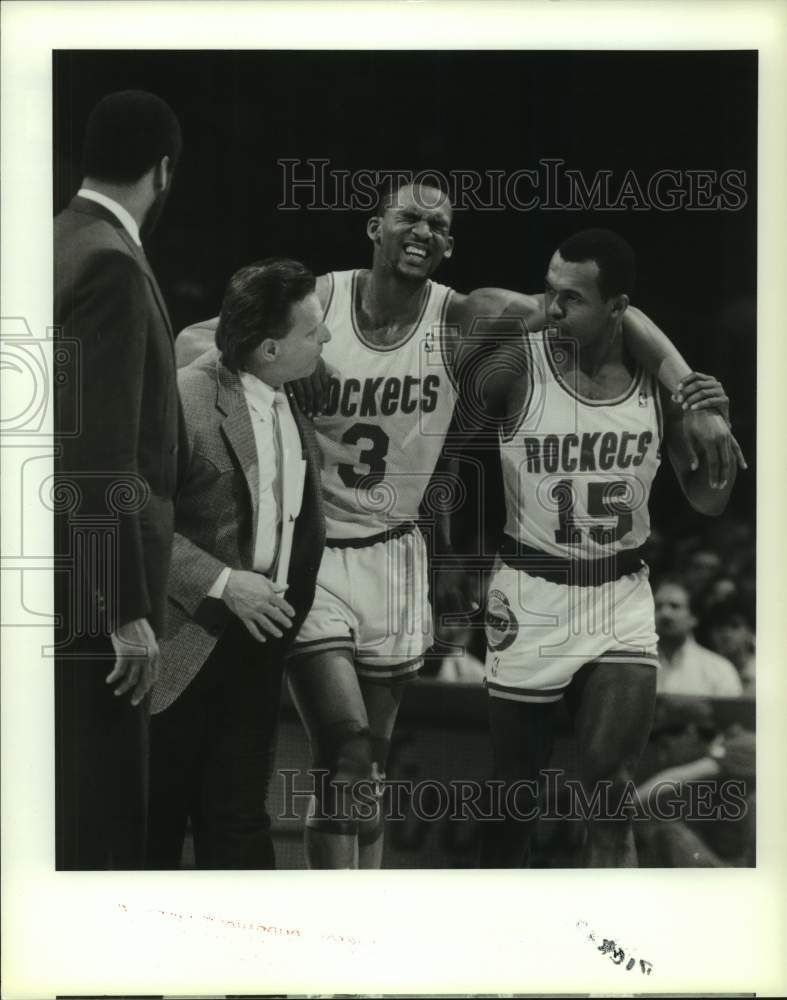 1989 Press Photo Rockets' Derrick Chievous grimaces in pain after injury.- Historic Images