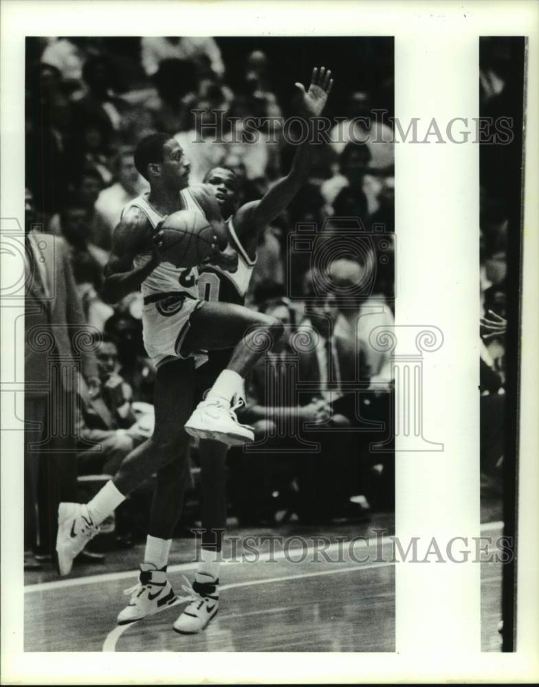 1989 Press Photo Action from Houston Rocket and Atlanta Hawks basketball game.- Historic Images