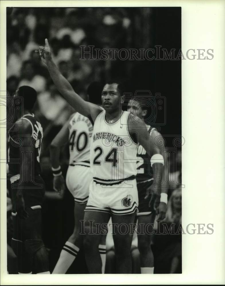 1988 Press Photo Dallas Mavericks Mark Aguire in Game 1 of Rockets series- Historic Images