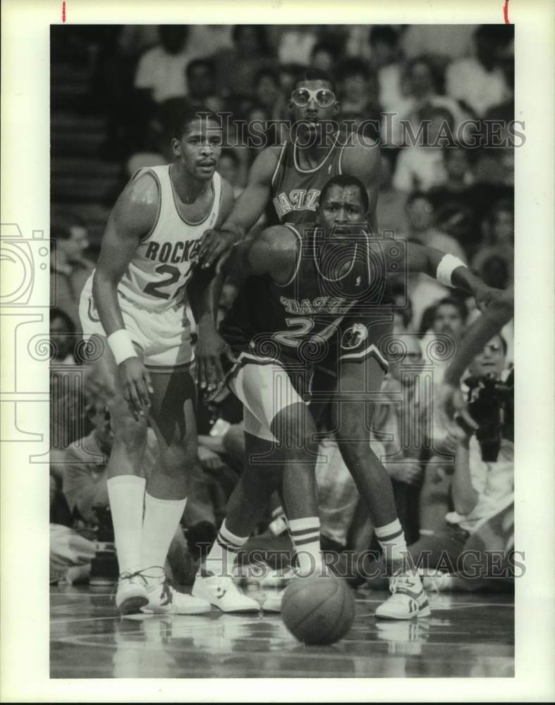 1988 Press Photo Mavericks&#39; Aguire, Tarpley and Rockets&#39; McCray chase ball.- Historic Images