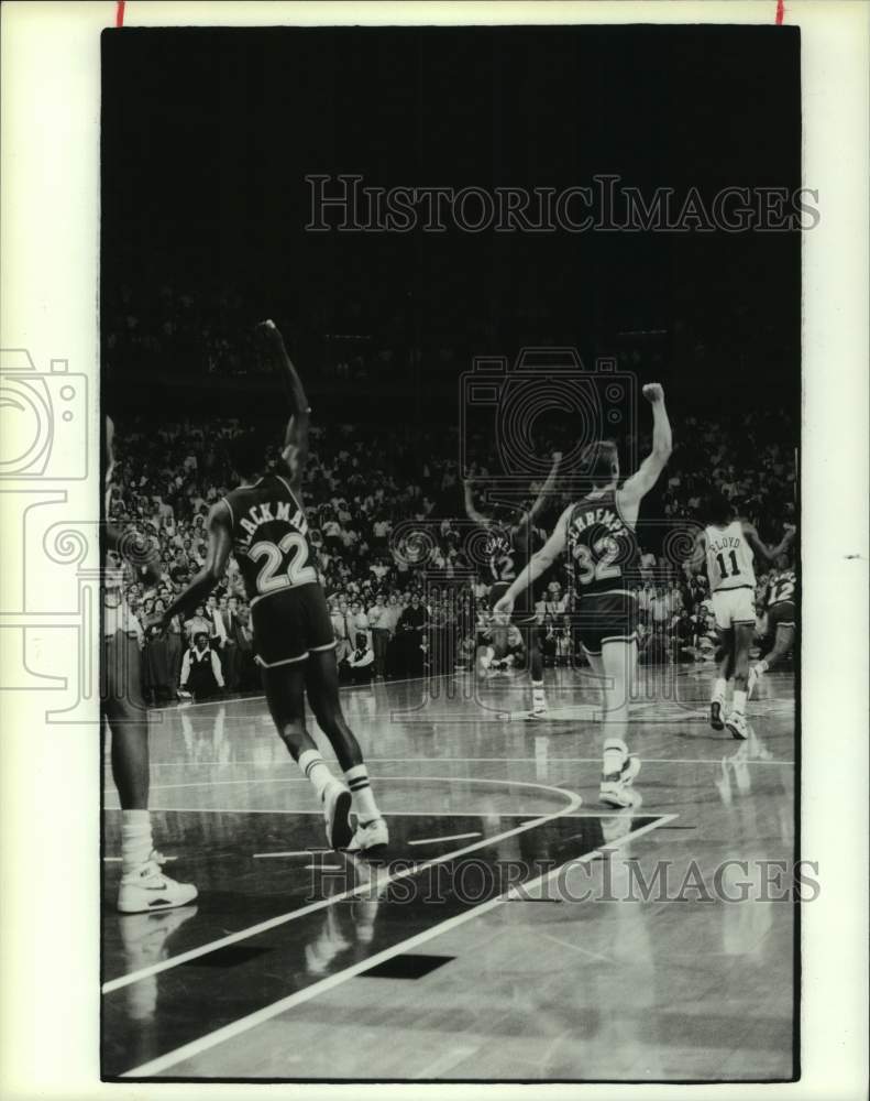 1988 Press Photo Mavericks celebrate as Rocket&#39;s Akeem Olajuwon misses shot.- Historic Images