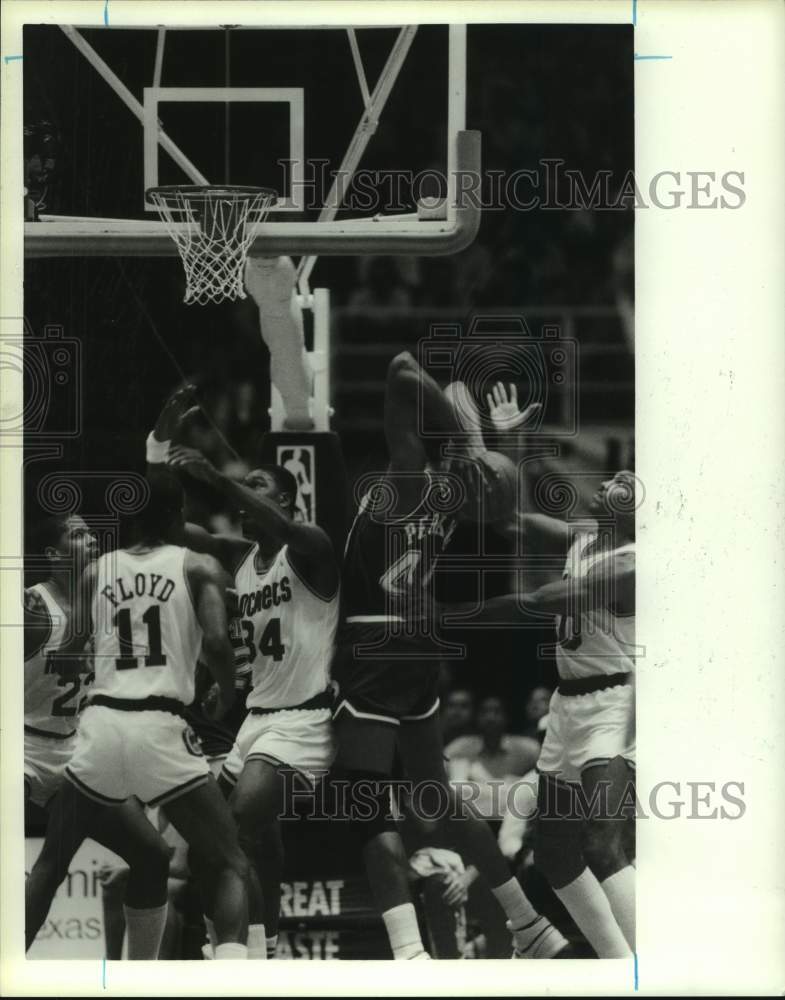 1988 Press Photo Mavericks&#39; Sam Perkins is alone in a crowd of Rockets.- Historic Images