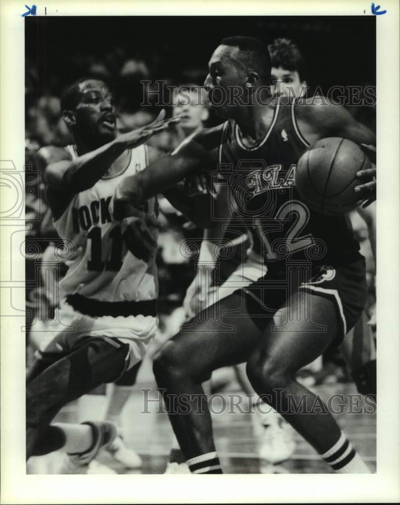 1988 Press Photo Mavericks&#39; Alvin Harper drives against Rockets&#39; Sleepy Floyd.- Historic Images