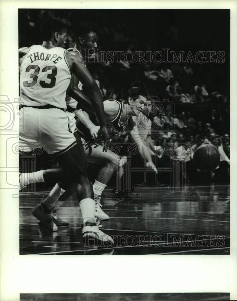 1988 Press Photo Rockets' Thorpe and Johnson battle Suns' Hornacek for ball.- Historic Images