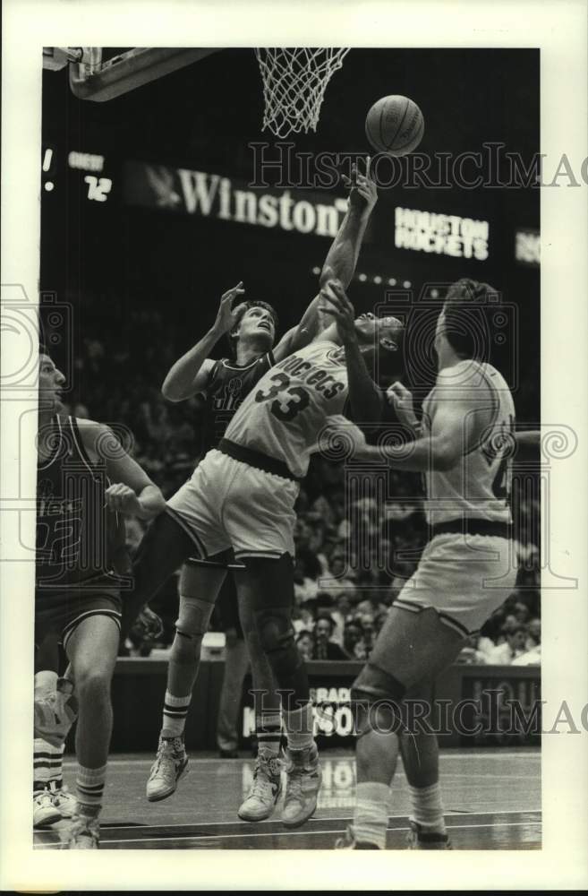 1989 Press Photo Rockets' Otis Thorpe is fouled by Bullets' Mark Alarie.- Historic Images