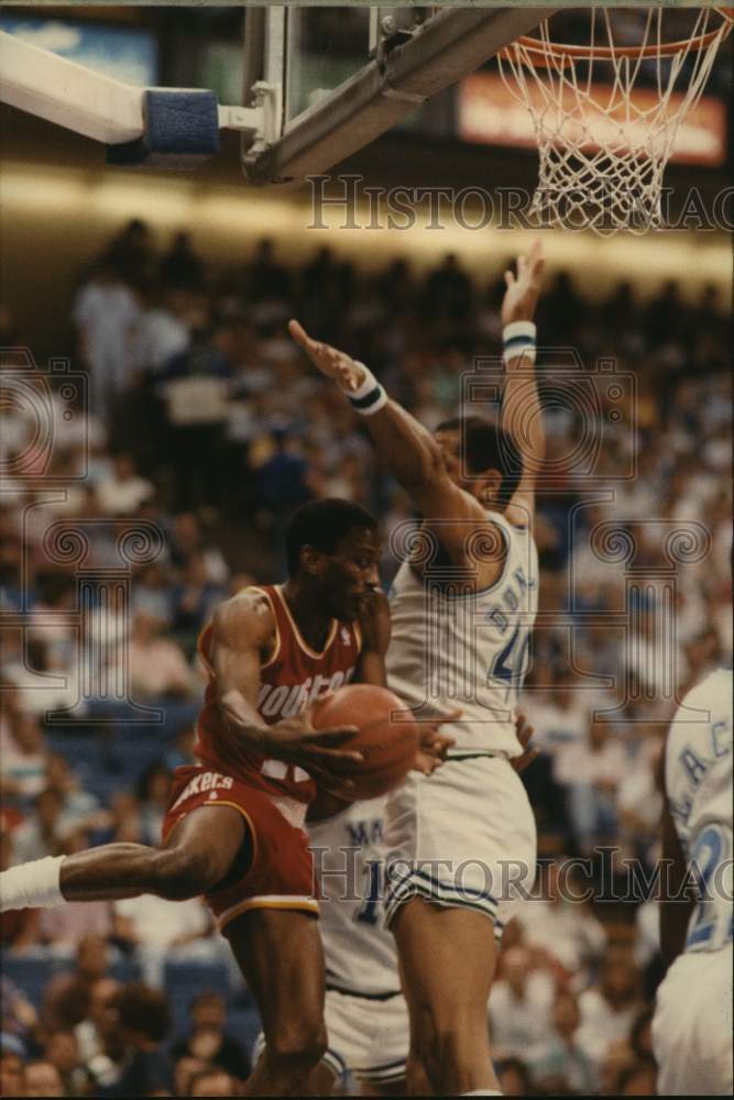 1988 Press Photo Rockets player makes a move under the basket in Mavericks game.- Historic Images