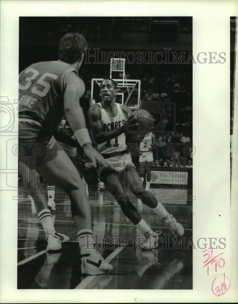 1988 Press Photo Rockets&#39; Sleepy Floyd drives the lane with basketball- Historic Images