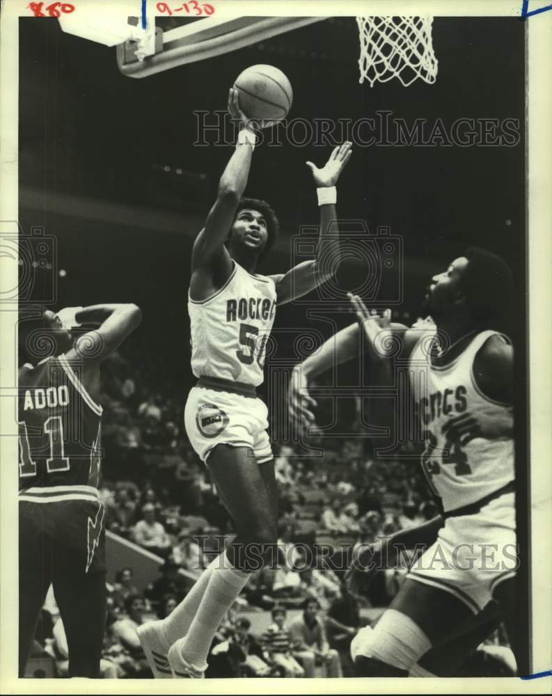 1979 Press Photo Rockets' Robert Reid shoots for two over Knicks' Bob McAdoo.- Historic Images