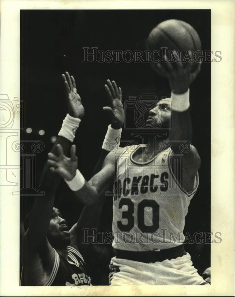 1988 Press Photo Rockets&#39; McCray shoots around Warriors Rod Higgins. - hcs11796- Historic Images