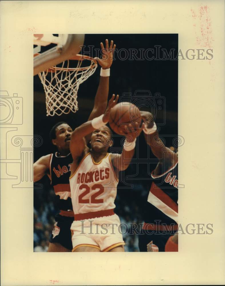 1987 Press Photo Rockets McCray shoots as pair of Trailblazers try to block.- Historic Images