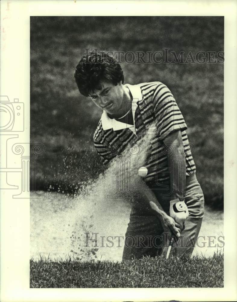 1983 Press Photo Pro golfer Jim Nelford hits from bunker in Houston Open- Historic Images