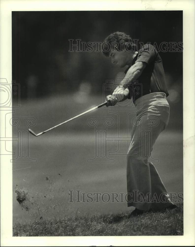 1983 Press Photo Pro golfer Jim Nelford's approach shot on 18 at Houston Open- Historic Images