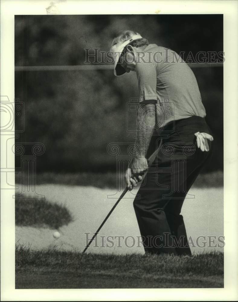 1983 Press Photo Pro golfer Larry Ziegler of Hollywood, FL. hits wedge on 17th.- Historic Images