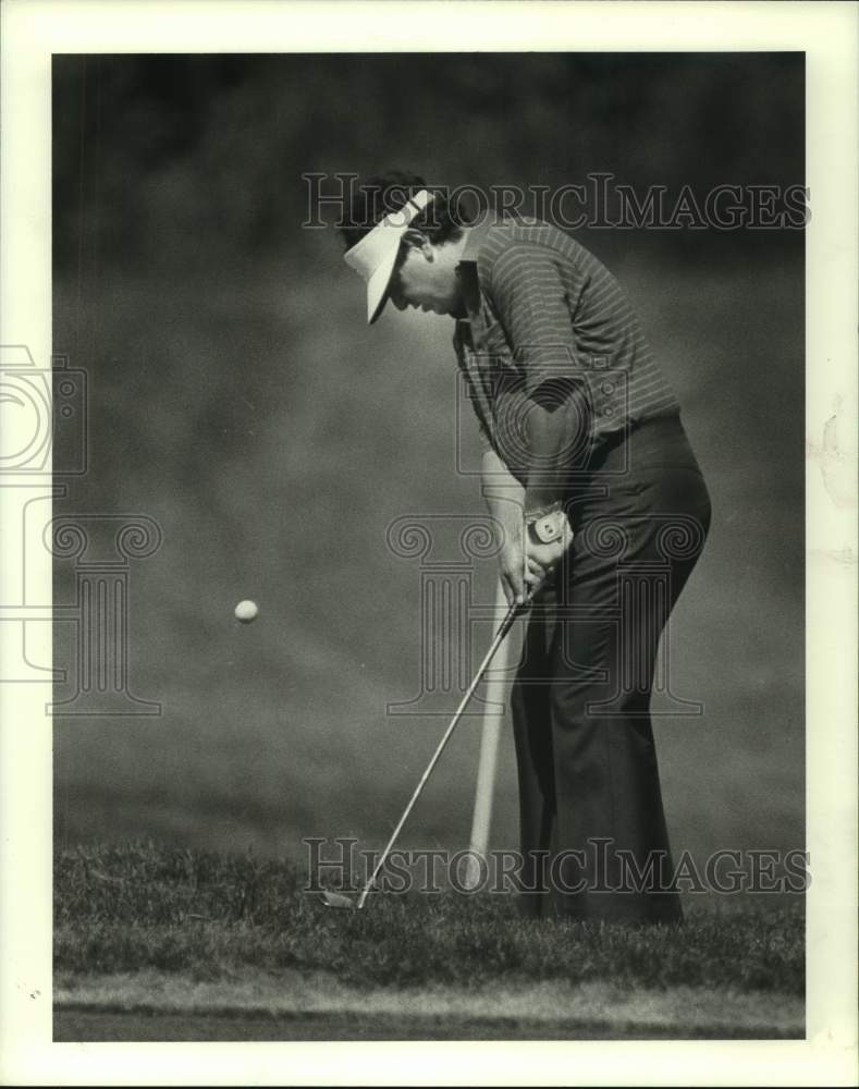 1983 Press Photo Pro golfer Victor Regaldo of Mexico chips to 17th green.- Historic Images