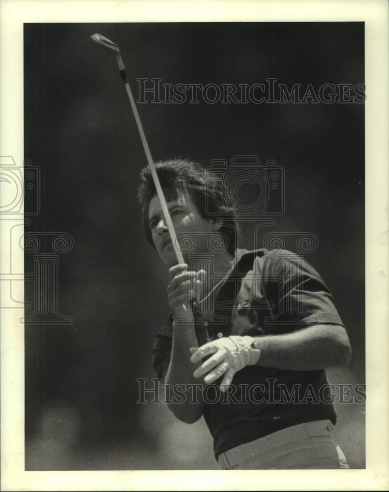 1983 Press Photo Pro golfer Jim Nelford watches his approach to 18th green.- Historic Images