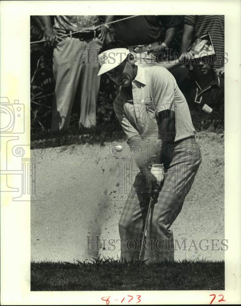 1983 Press Photo Pro golfer Davide Graham hits from sand on #8 at Houston Open.- Historic Images