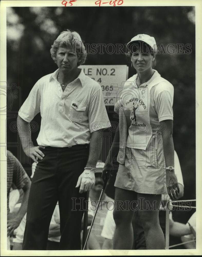 1985 Press Photo Pro golfer Kenny Knox and his caddy - his wife Karen study hole- Historic Images