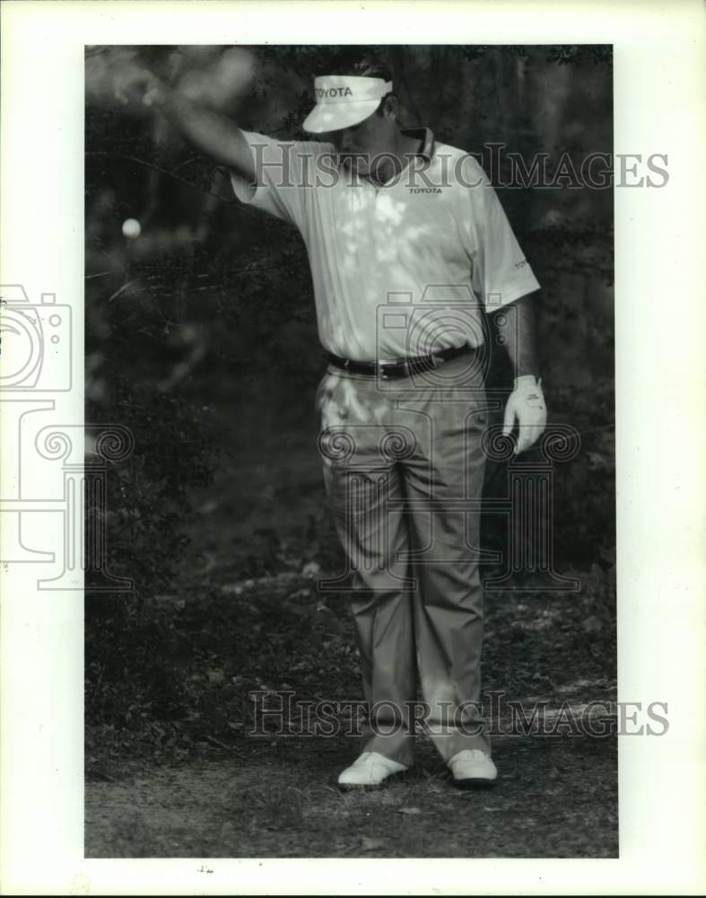 1992 Press Photo Pro golfer Greg Twiggs drops ball on 18th at Houston Open.- Historic Images