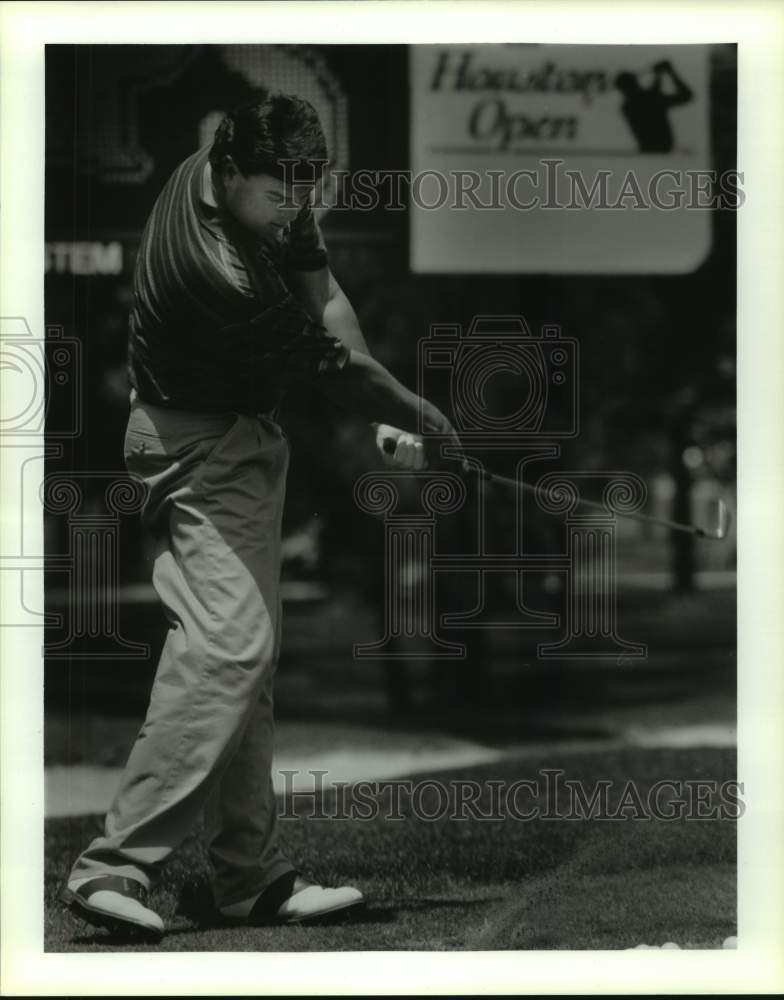 1992 Press Photo Pro golfer Billy Ray Brown on driving range at Houston Open.- Historic Images