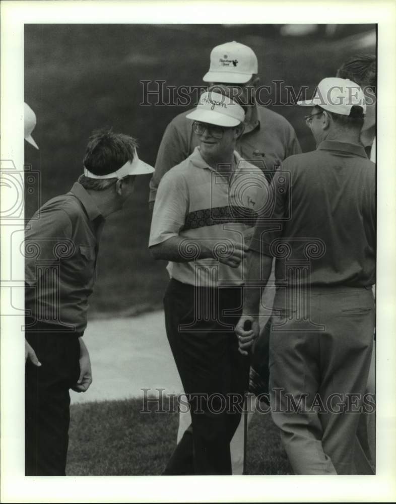 1992 Press Photo Tom Kite chats with other golfers after round at Houston Open.- Historic Images