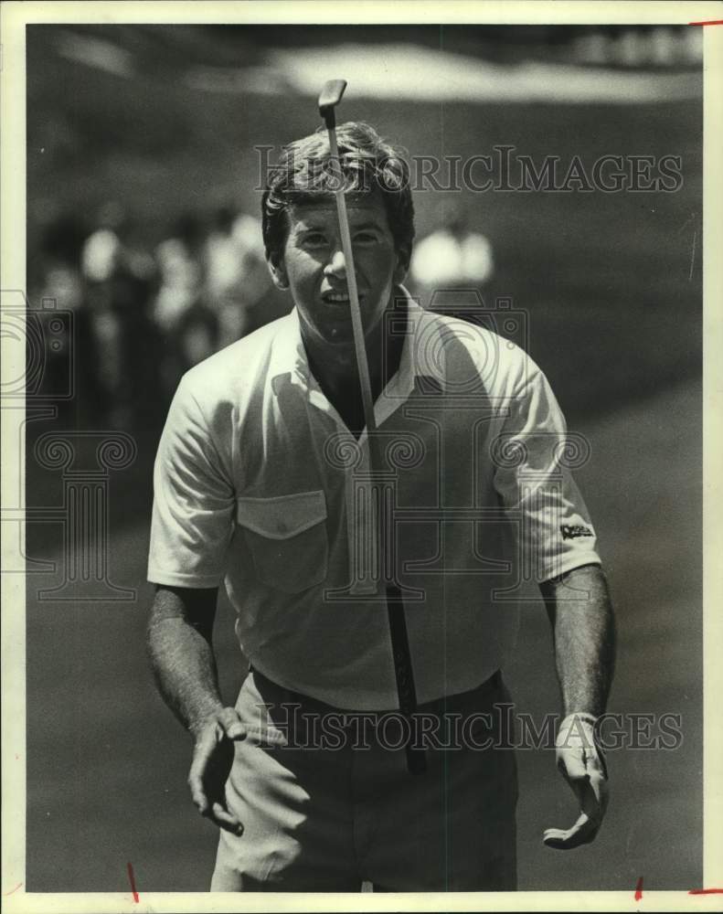 1982 Press Photo Pro golfer Ed Sneed flips putter after missing putt on 9th hole- Historic Images