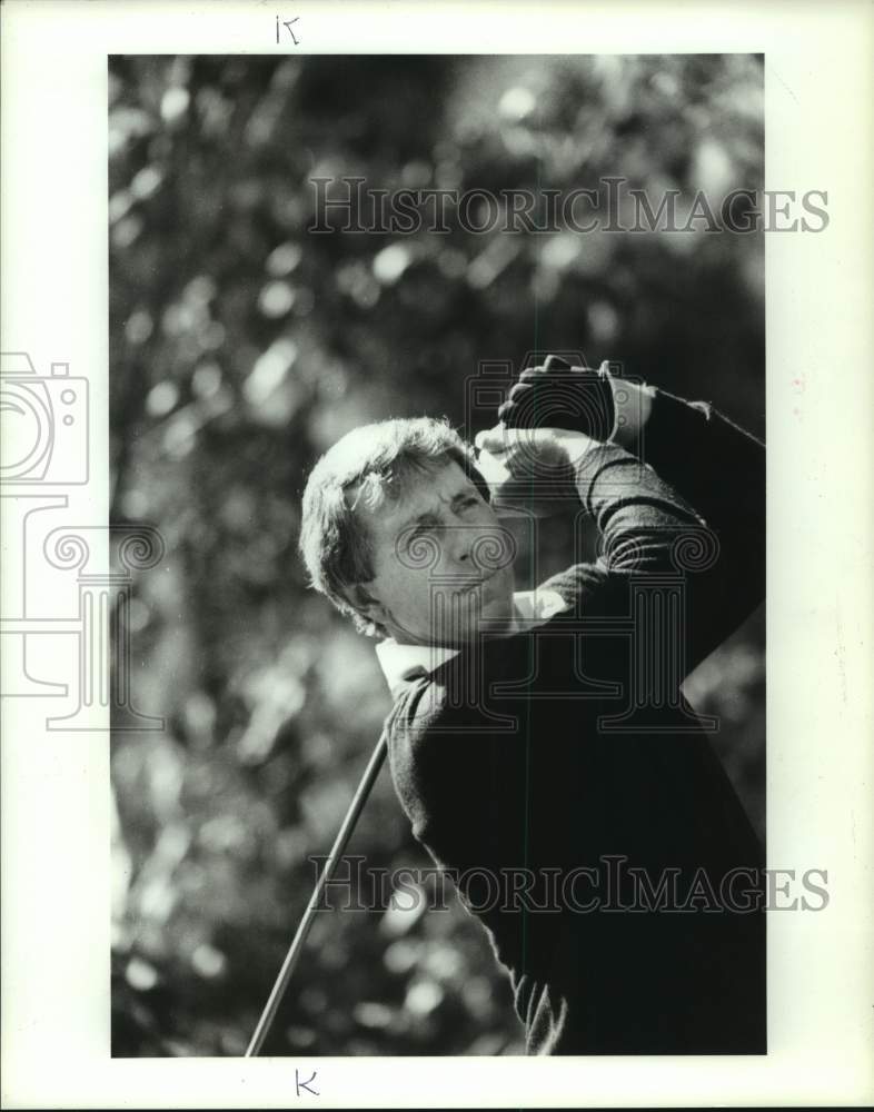 1990 Press Photo Pro golfer Hale Irwin watches a shot on way to shooting a 64.- Historic Images