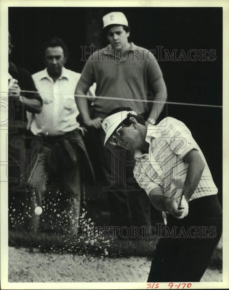 1982 Press Photo Pro golfer Hale Irwin blasts from sand in Michelob Houston Open- Historic Images