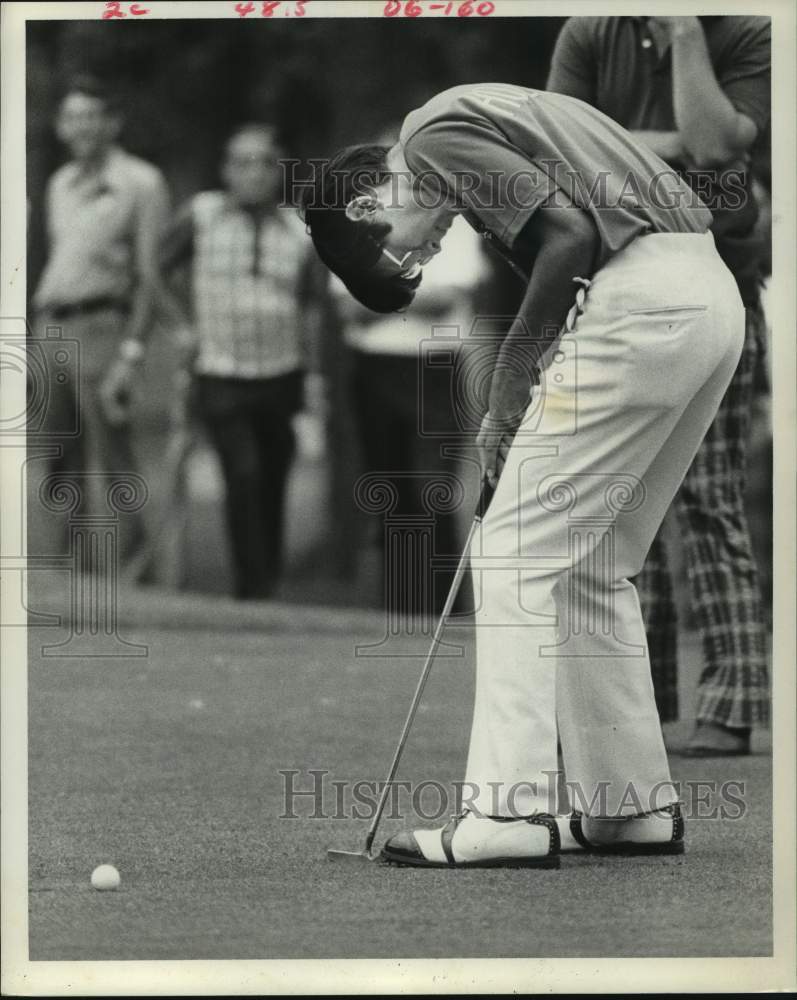 1974 Press Photo Golfer David Ishii misses putt on 18 but wins individual play.- Historic Images