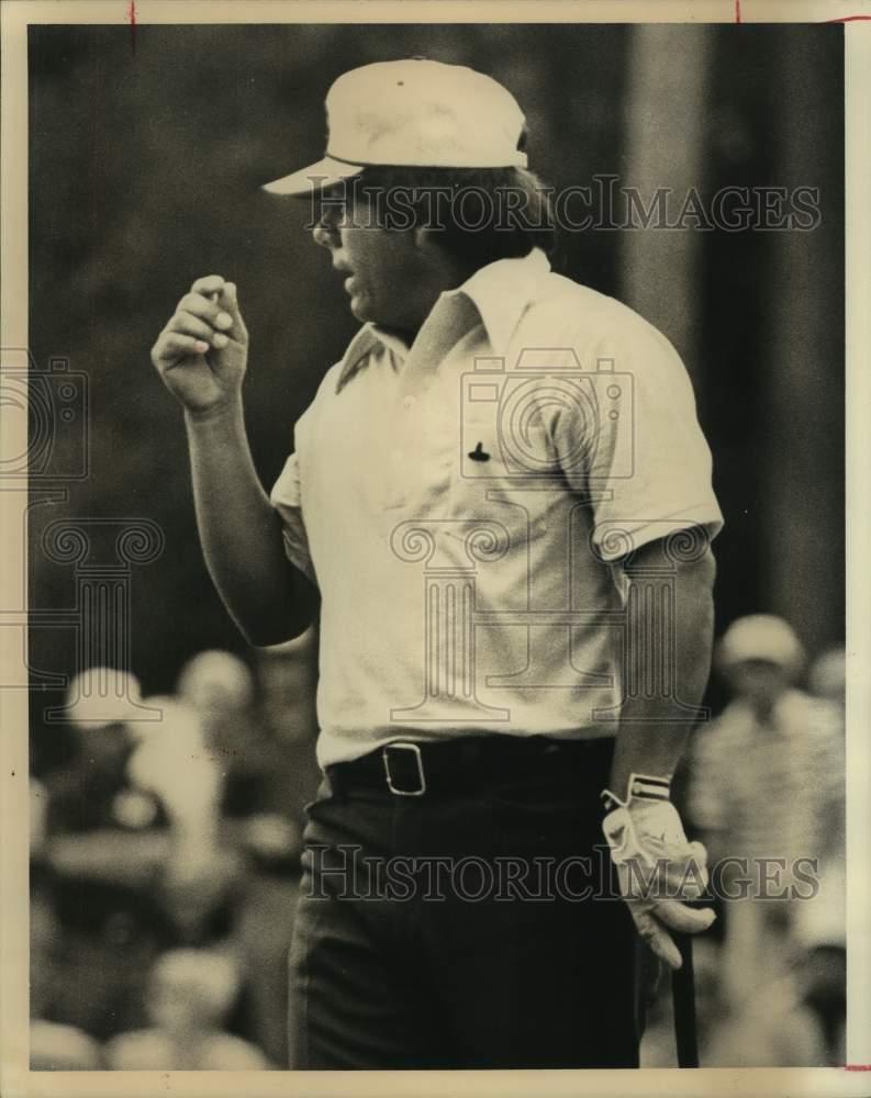 1975 Press Photo Pro golfer Lee Trevino show how much he missed his birdie putt.- Historic Images