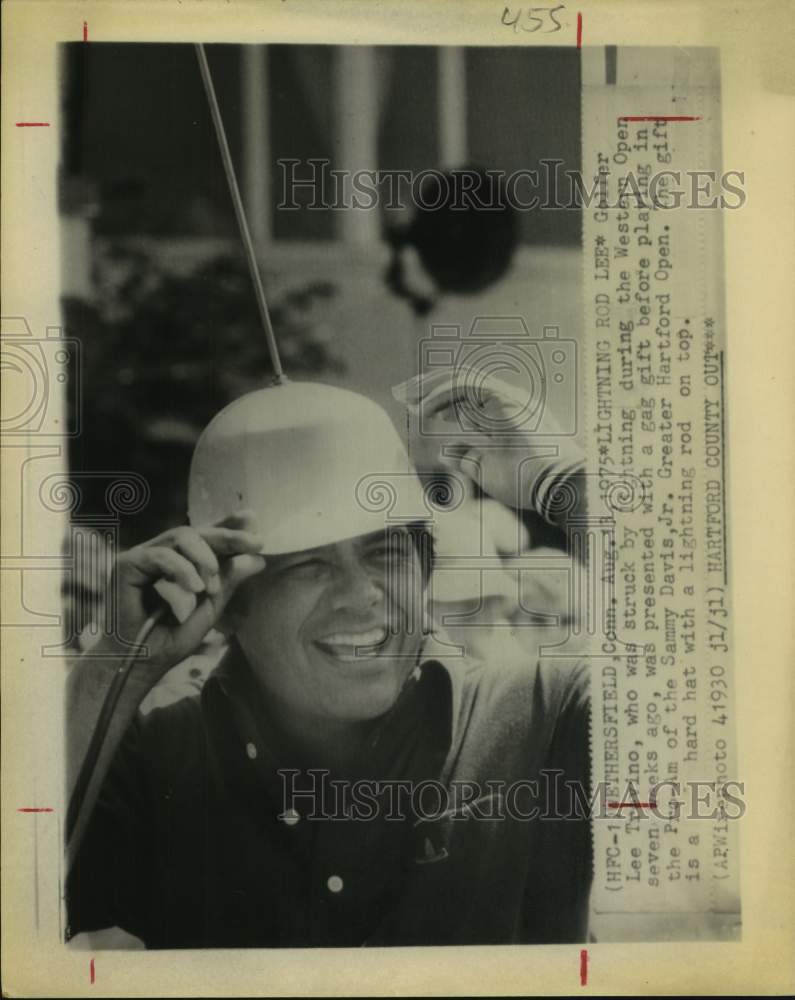 1975 Press Photo Golfer Lee Trevino given gag gift after being hit by lightning- Historic Images