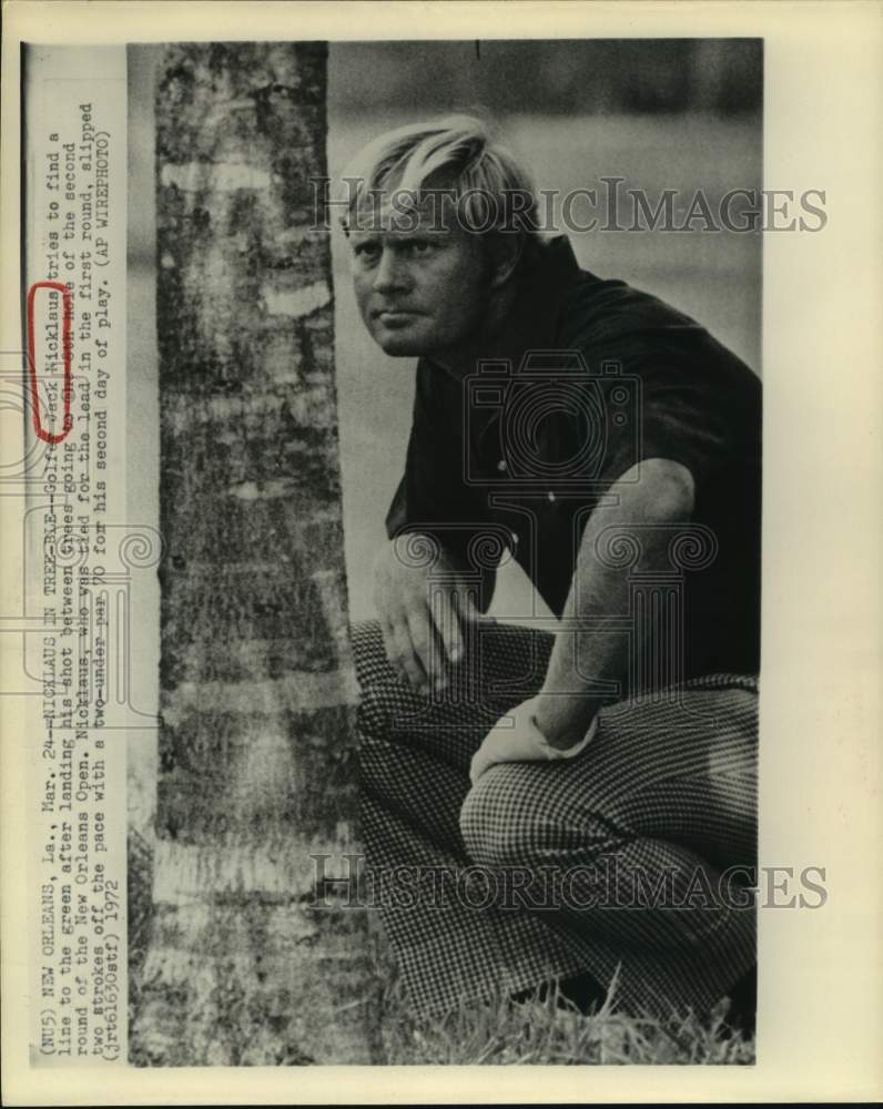 1972 Press Photo Pro golfer Jack Nicklaus looks for a line to green from trees.- Historic Images