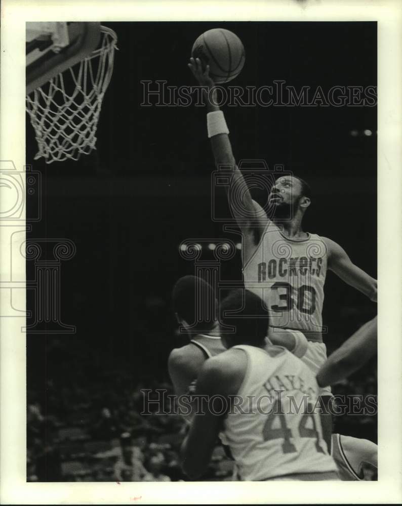 1983 Press Photo Houston Rockets Allen Leavell leaps and drops in two points.- Historic Images