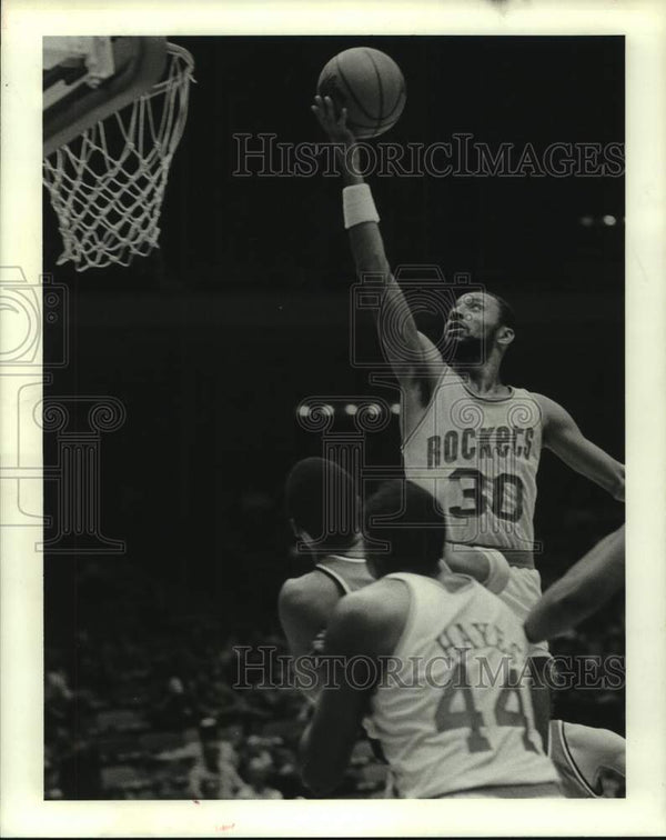 1983 Press Photo Houston Rockets Allen Leavell leaps and drops in two ...