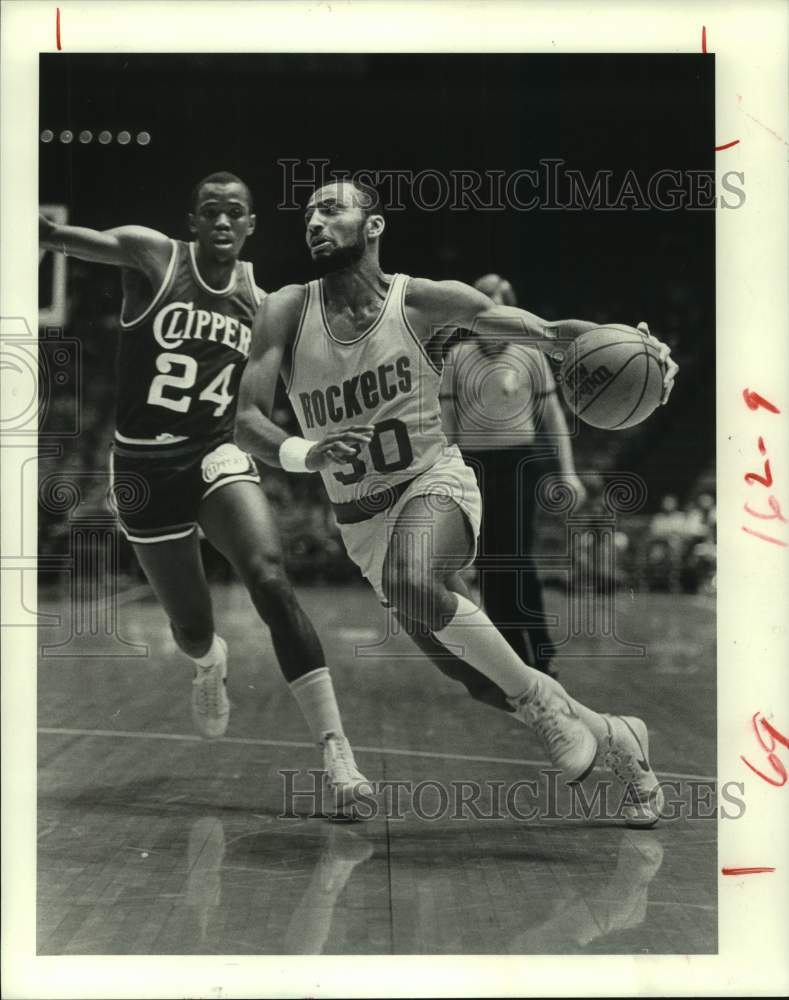 1983 Press Photo Rockets&#39; Allen Leavell runs past San Diego&#39;s Craig Hodges.- Historic Images