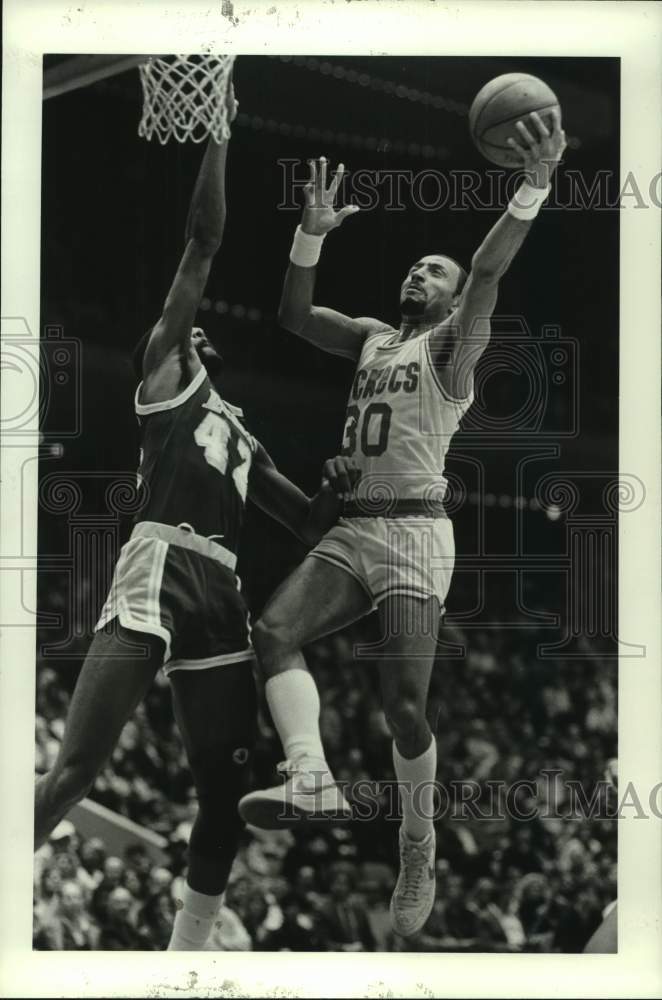 1986 Press Photo Rockets&#39; Allen Leavell scores over Lakers&#39; James Worthey.- Historic Images