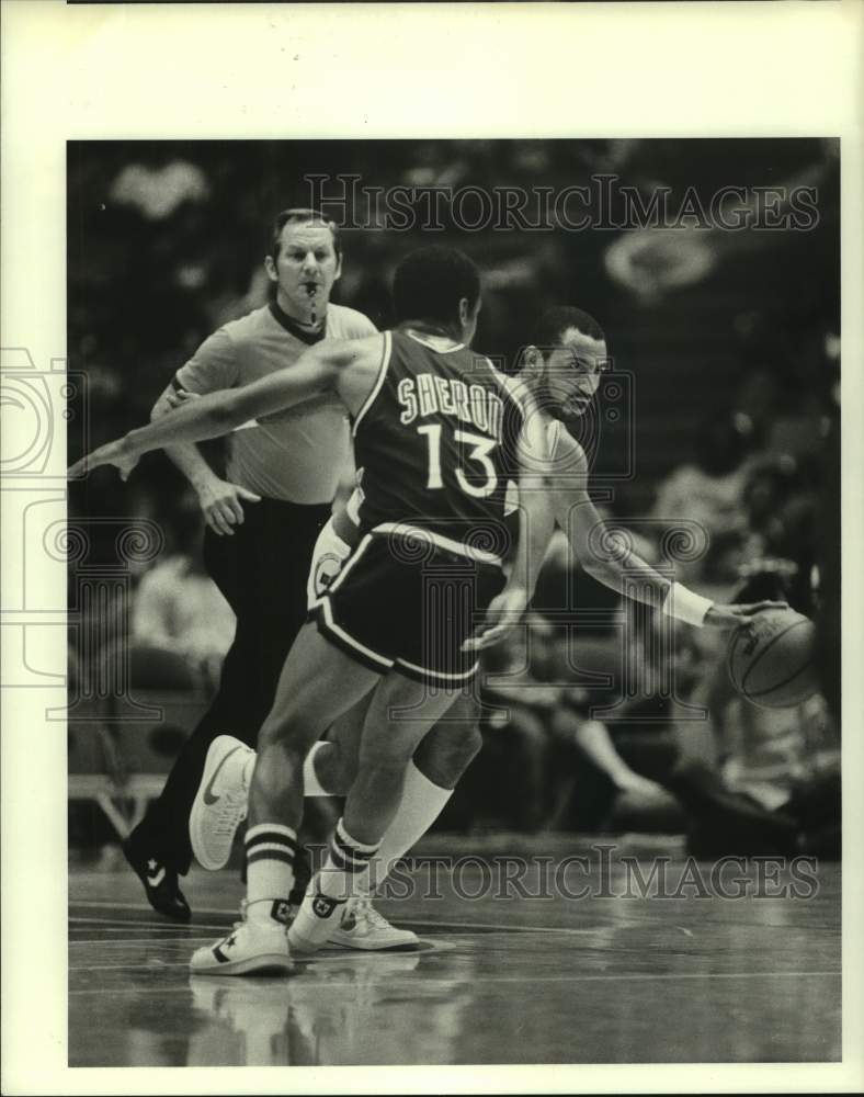 1983 Press Photo Rockets&#39; Allen Leavell dribbles around New York&#39;s Ed Sherod.- Historic Images