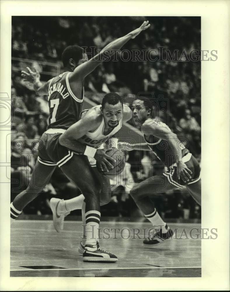 1982 Press Photo Rockets&#39; Allen Leavell pushes past Celtics&#39; Nate Archibald.- Historic Images